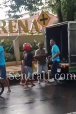 SPPG dan PT Den Bagus Perkasa Bagikan 1,5 Ton Buah Blewah untuk Takjil di Jalan Pramuka Tuban