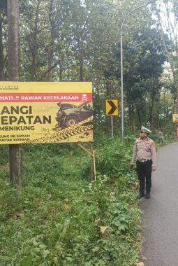 Satlantas Polres Bojonegoro Pasang Papan Imbauan di Titik Rawan, Tekan Angka Kecelakaan di Bubulan–Temayang