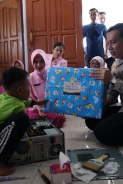 Bocah Jenius Asal Dander Bojonegoro Dapat Laptop dari Kapolres, Dukung Bakat Teknologi Sejak Dini