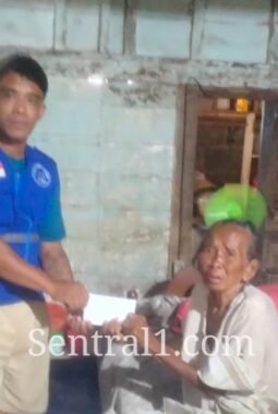 Pemuda Berdikari Bojonegoro Santuni Warga Kurang Mampu di Ngroworejo