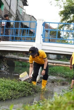 Sambut HUT Bhayangkara ke-80, Polres Bojonegoro Gelar Kerja Bakti Bersihkan Sungai di Desa Sumber Tlaseh