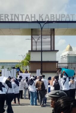 Ribuan Karyawan MBG Bojonegoro Gelar Unjuk Rasa Damai, DPRD Siap Menjadi Jembatan Aspirasi