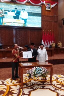 Rapat Paripurna DPRD Bojonegoro Setujui Raperda APBD 2025, Banggar Sampaikan Hasil Pembahasan