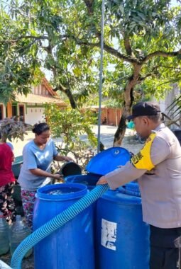 Polsek Ngambon Distribusikan 16.000 Liter Air Bersih, Bantu Warga Desa Nglampin Hadapi Kekeringan