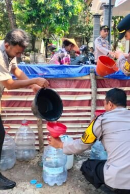 Polres Bojonegoro Salurkan 25.000 Liter Air Bersih untuk Warga Desa Kumpulrejo yang Terdampak Kemarau